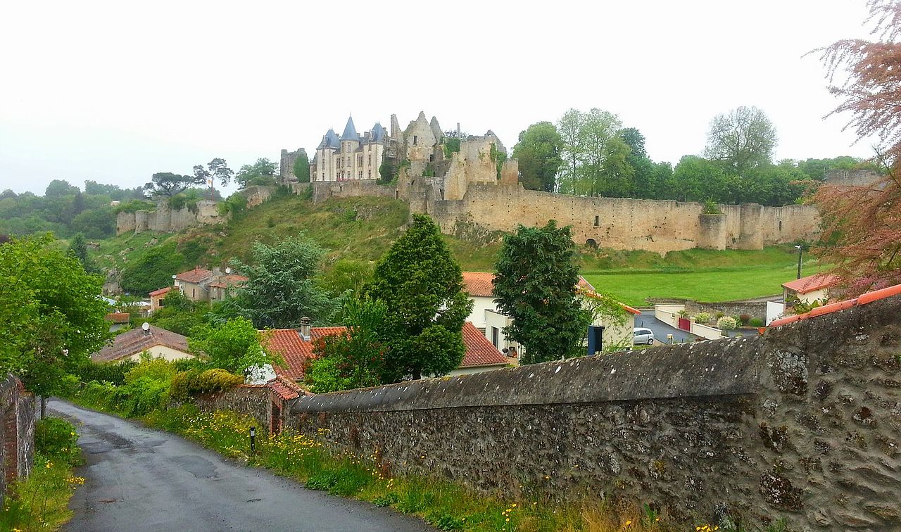 Chateau_de_Bressuire_-_panoramio.jpg