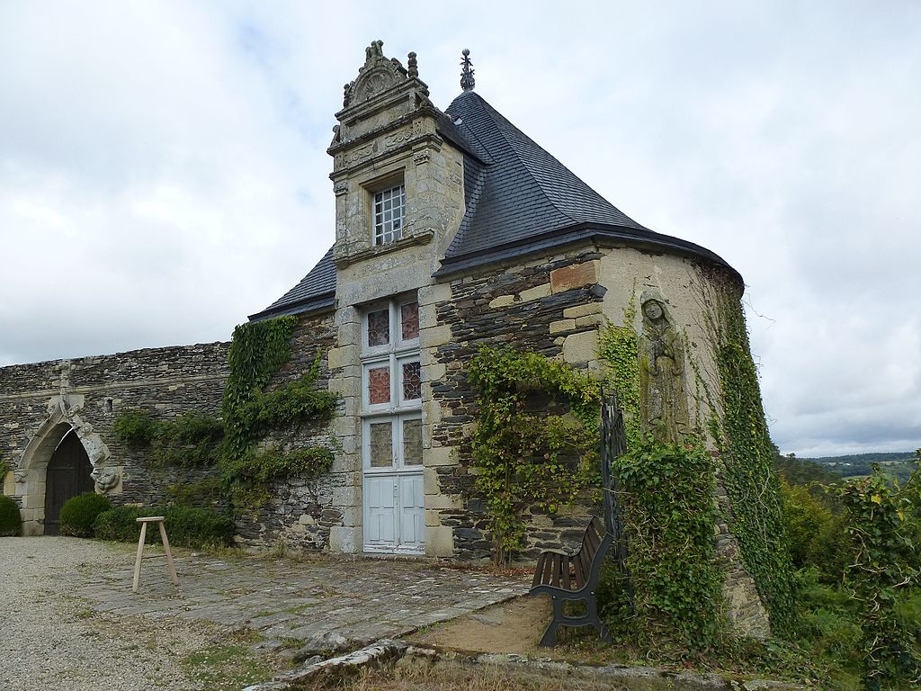 Chateau_de_rochefort-en-terre_-_panoramio_(2).jpg