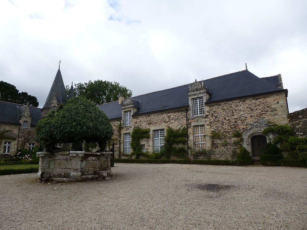Chateau_de_rochefort-en-terre_-_panoramio_(3).jpg