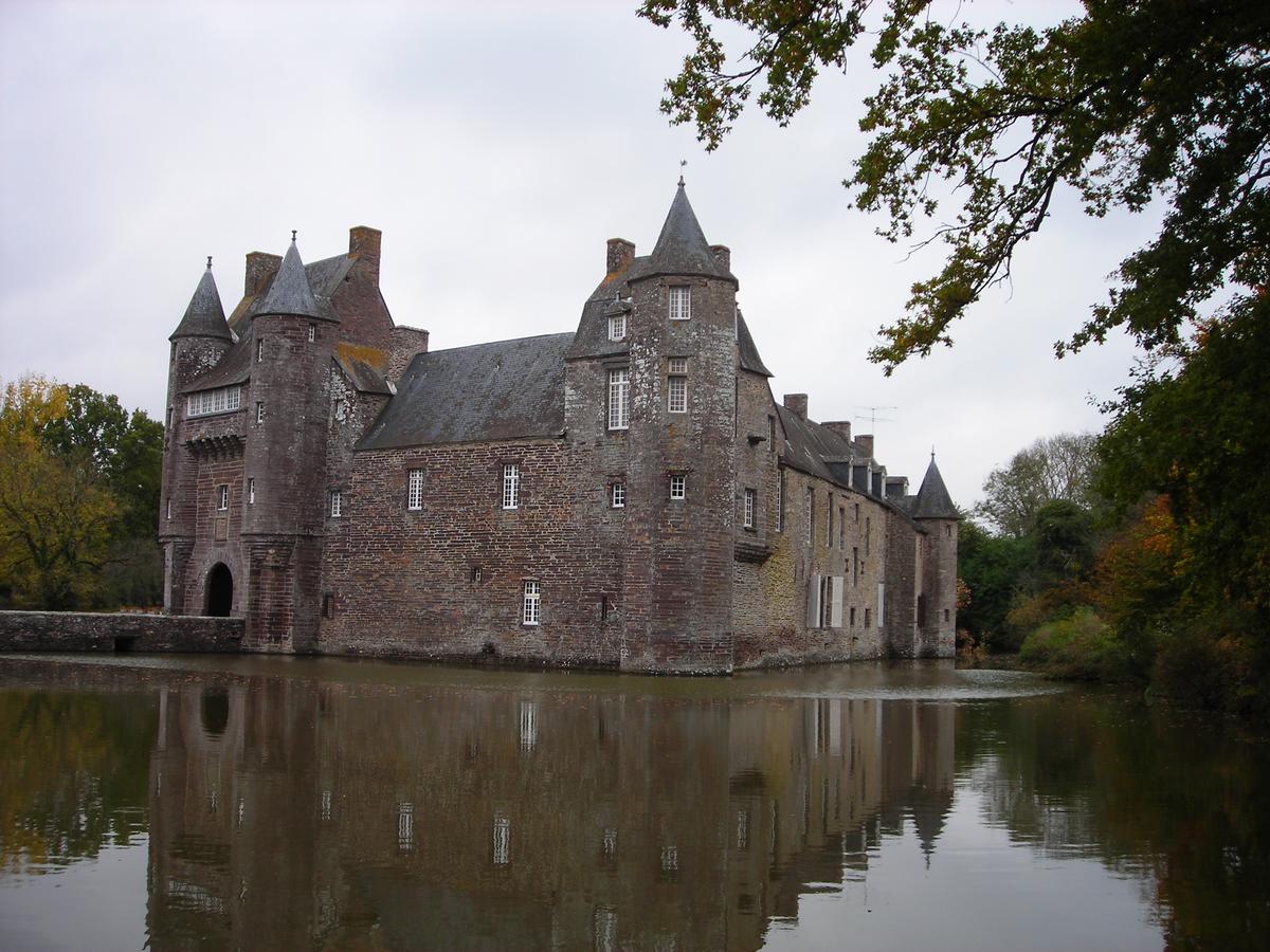 Chateau_de_Trecesson_(56)_5781.jpg