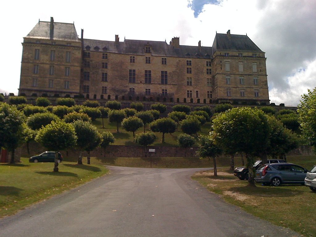 Chateau_d'Hautefort_-_panoramio.jpg