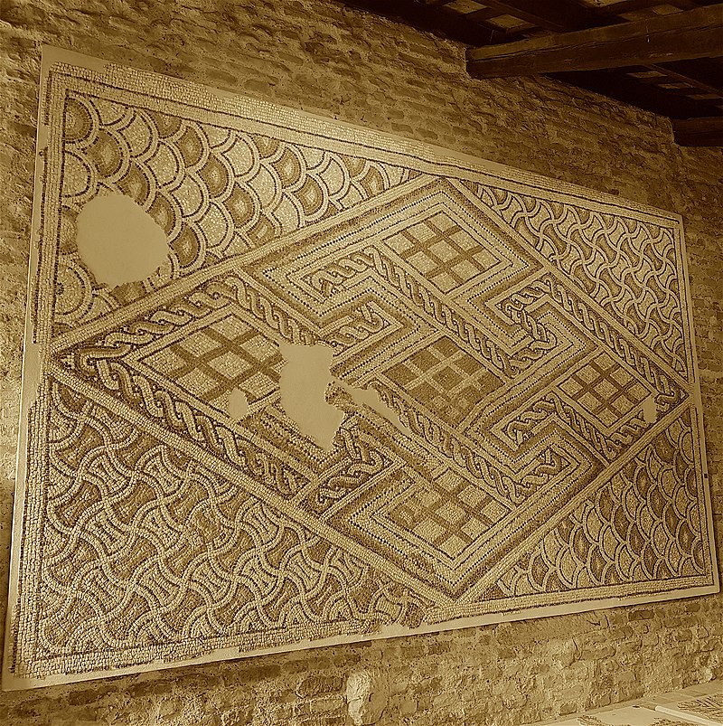 Chiesa_di_San_Salvatore_ad_Chalchis_cosiddetto_Palazzo_di_Teodorico_pavimento_musivo_appeso.jpg