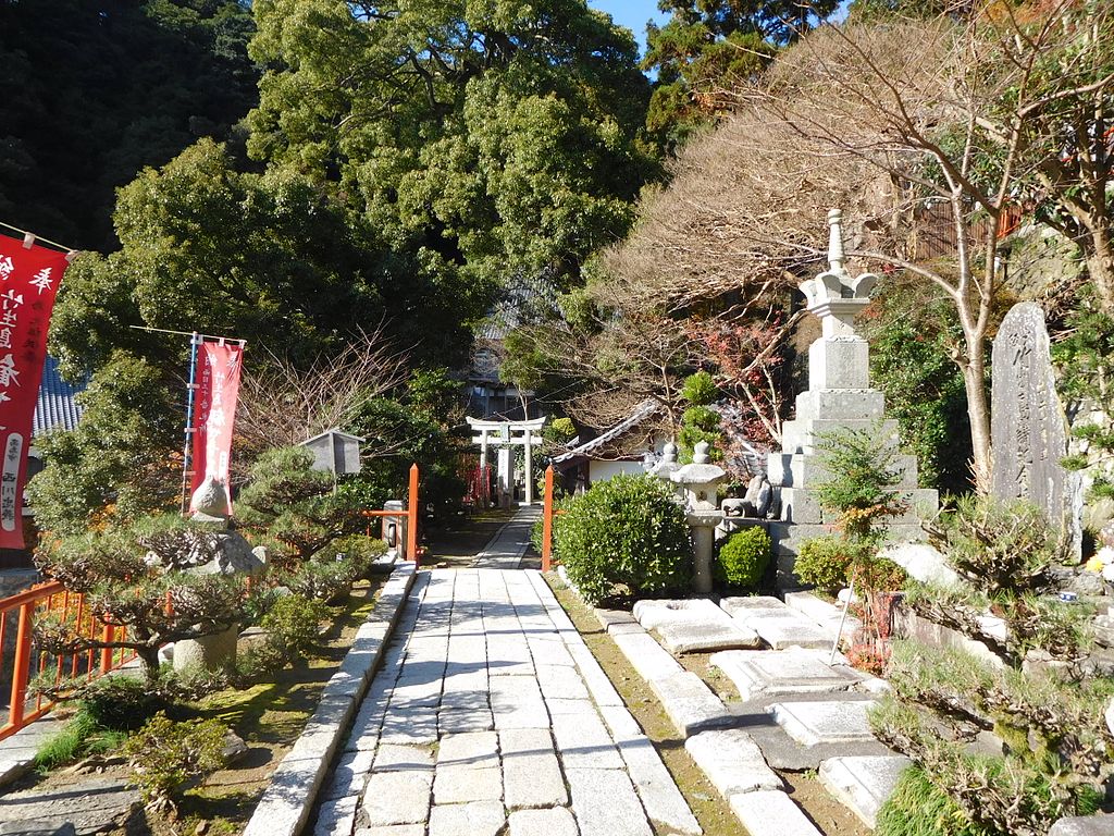 Chikubu_Island_Hougonji_DSCN1941.jpg