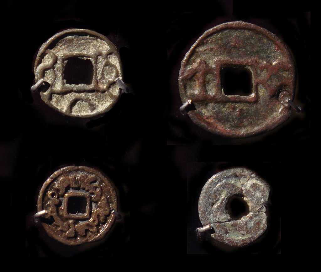 Chinese-style_coinage_of_the_rulers_of_Penjikent,_Tajikistan,_7-8th_century_CE.jpg