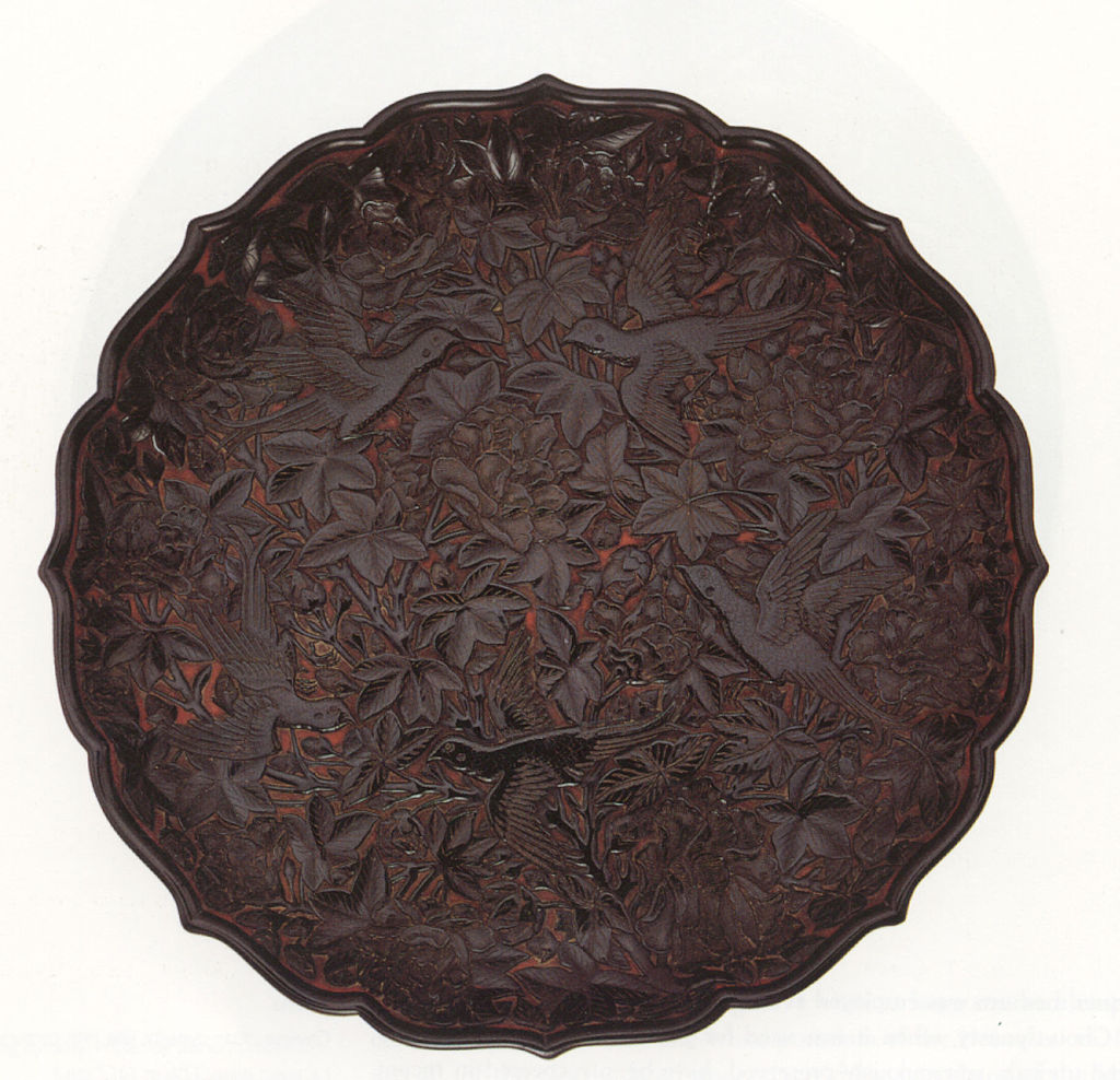 Chinese_carved_lacquer_tray_with_foliate_rim,_Ming_dynasty,_c._15th.jpg