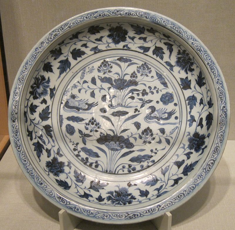 -Chinese_dish,_Yuan_dynasty,_14th_century,_porcelain_with_glaze,.JPG