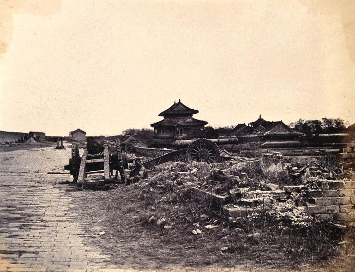 Chinese_guns,_top_of_the_wall_of_Peking.jpg