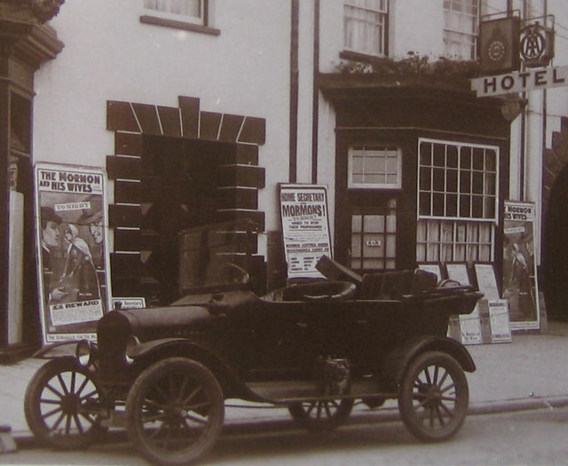 Cinema_Placards-_East_Street._-_geograph.org.uk_-_1217824.jpg
