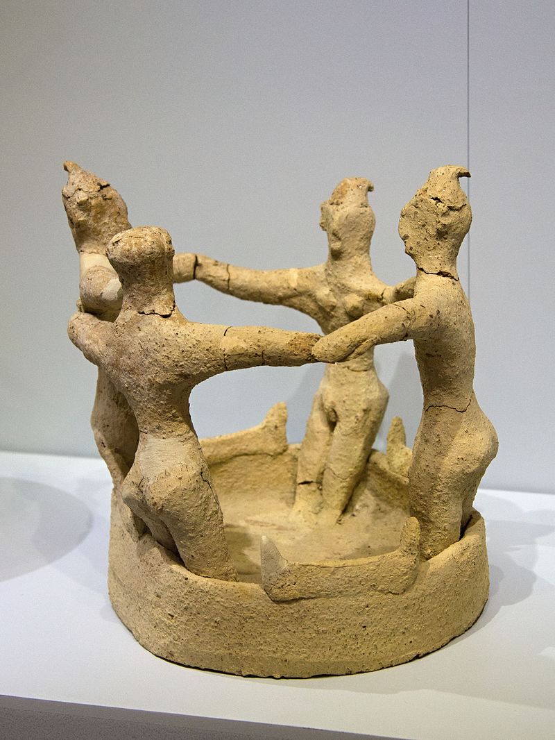 Clay_model_of_dance_scene,_men,_Kamilari,_1500-1400_BC,_AMH,_145230.jpg