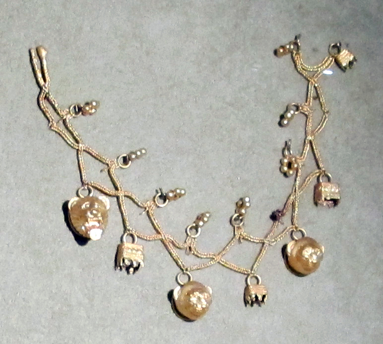 Collana_d\'oro_con_teste_leonine_pendenti_e_capsule_cilindriche,_500-450_ac_ca.JPG