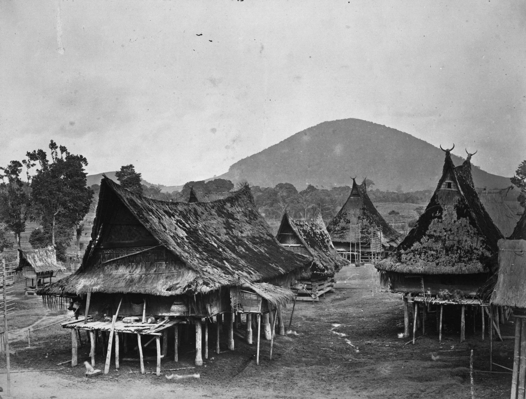 COLLECTIE_TROPENMUSEUM_Batak-hoogplateau-boven_DeliLangkat_Serdangenz._Dorp_à_1870_TMnr_60025554.jpg