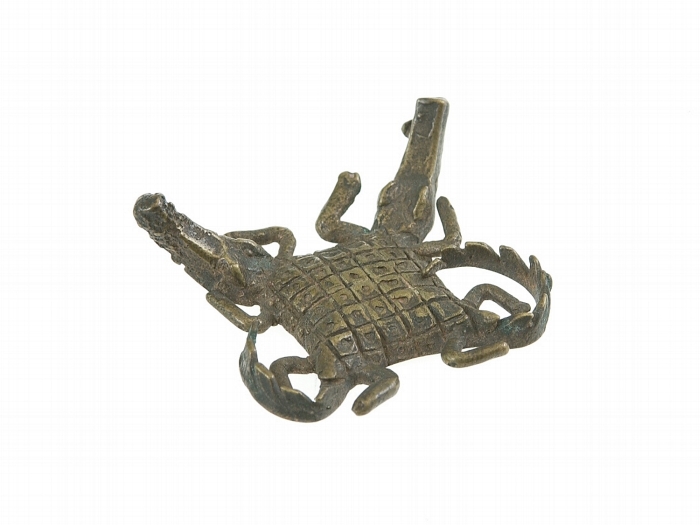 COLLECTIE_TROPENMUSEUM_Geelkoperen_goudgewicht_in_de_vorm_van_twee_krokodillen_TMnr_1322-339.jpg