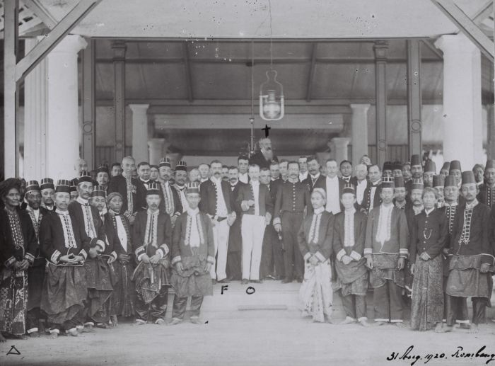 COLLECTIE_TROPENMUSEUM_Groepsportret_met_de_Resident_.jpg