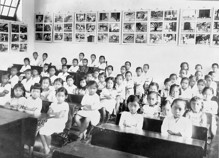 COLLECTIE_TROPENMUSEUM_Meisjes_in_de_eerste_klas_van_de_Kartinischool.jpg