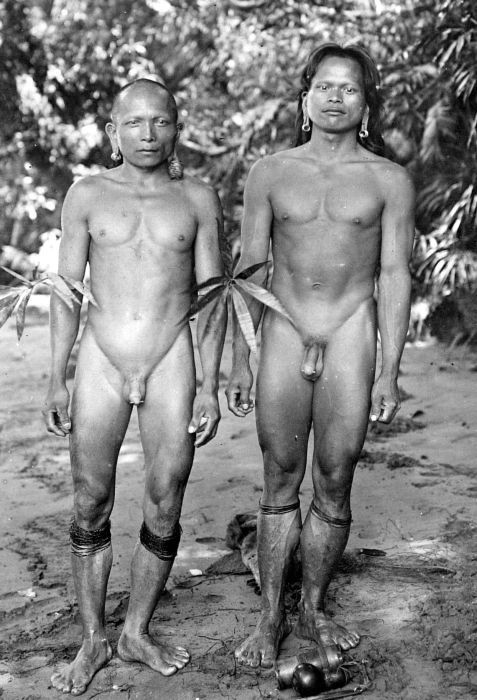 COLLECTIE_TROPENMUSEUM_'Twee_Kenyah-Dajaks_met_een_p.jpg