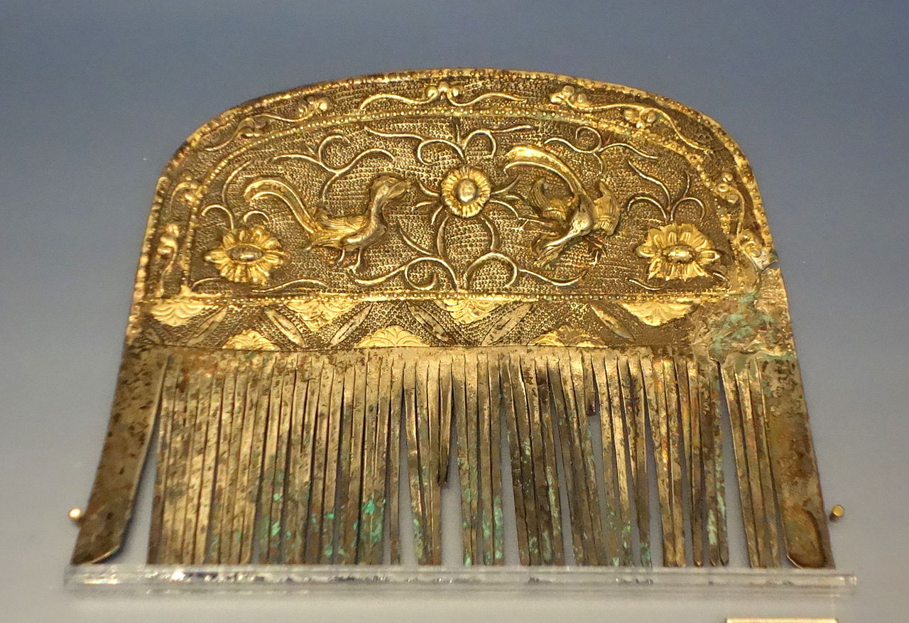 Comb,_China,_Tang_dynasty,_618-907,_silver,_gilt_-_Royal_Ontario_Museum_-_DSC04145.JPG