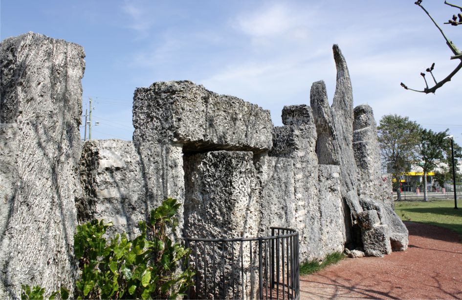 coral-castle-korallovyj-zamok-vo-floride-ssha-foto-muzeja-snaruzhi.jpg