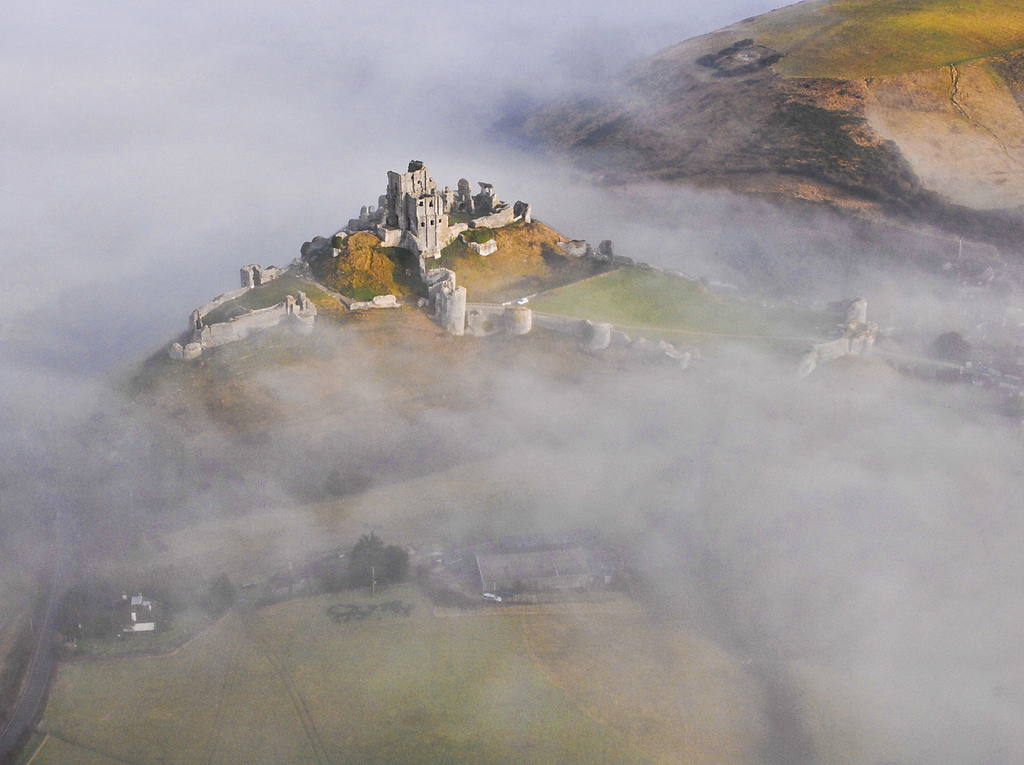 Corfe_Castle_from_the_air.jpg