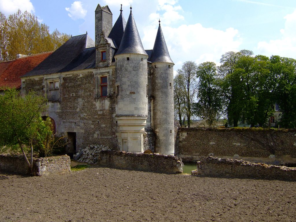 Coussay_castle_FR-85_01.JPG