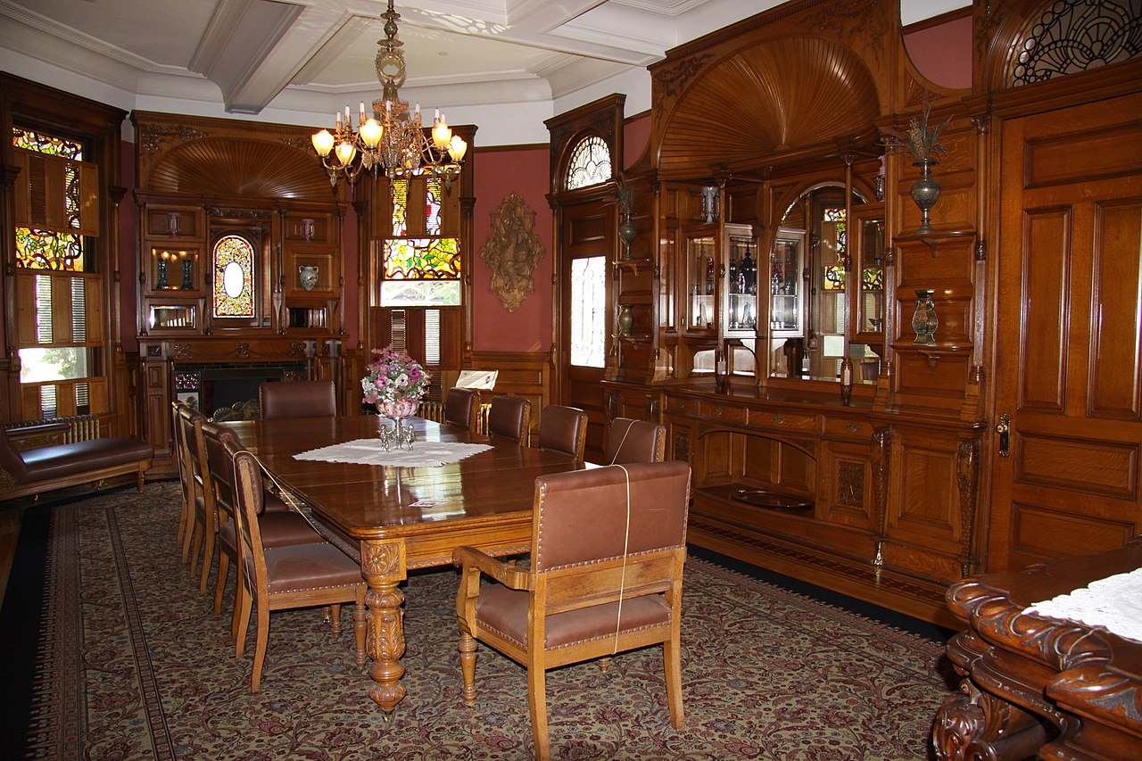 Craigdarroch_Castle_interior,_IMG_001.jpg