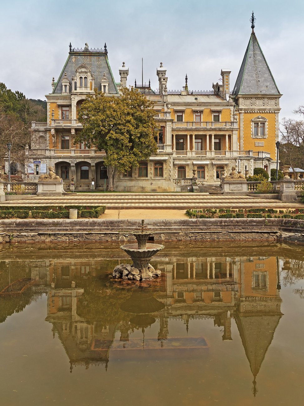 Crimea_South_Coast_04-14_img03_Massandra_Palace.jpg