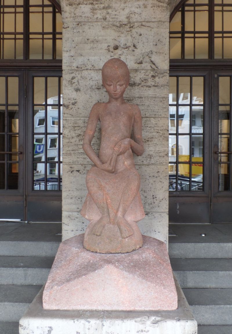 csm_2018-06-06_Bahlsen_TET_Goettin_Rotsteinfigur_Hoetger_5271263753.jpg