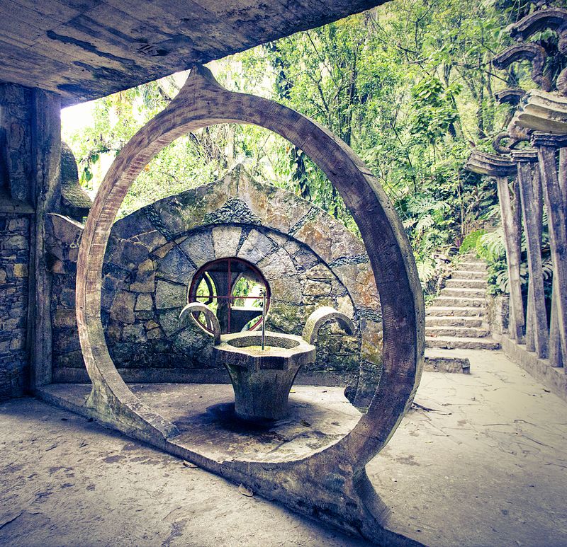 Cuadratura_del_círculo,_Xilitla_(9130796952).jpg