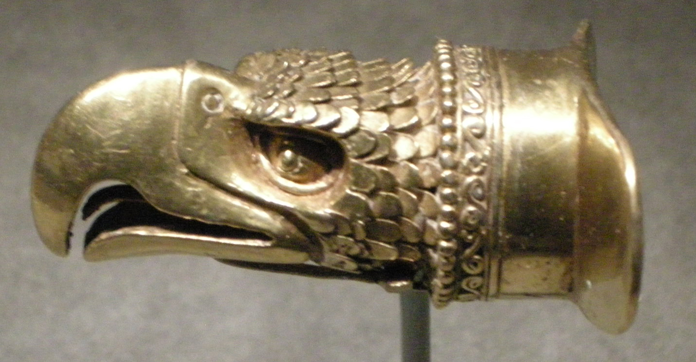 Cultura_mixteca-azteca,_ornamento_labiale_a_forma_di_testa_d'aquila_in_oro,_1200-1521_ca..JPG