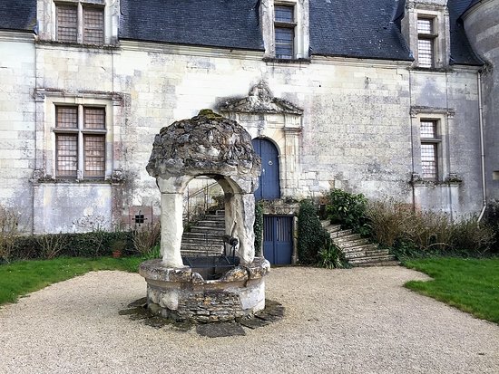 depuis-la-route-le-chateau.jpg