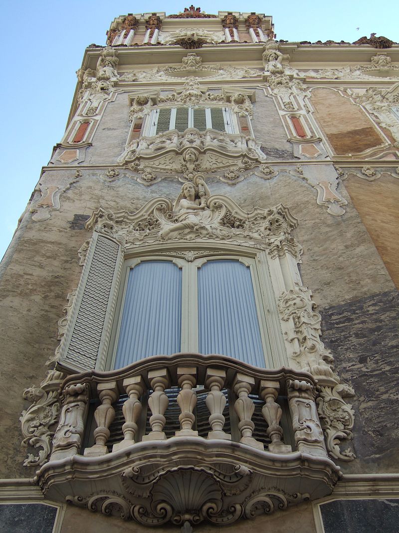 Detall_de_la_façana_del_palau_del_marquès_de_Dosaigües.jpg