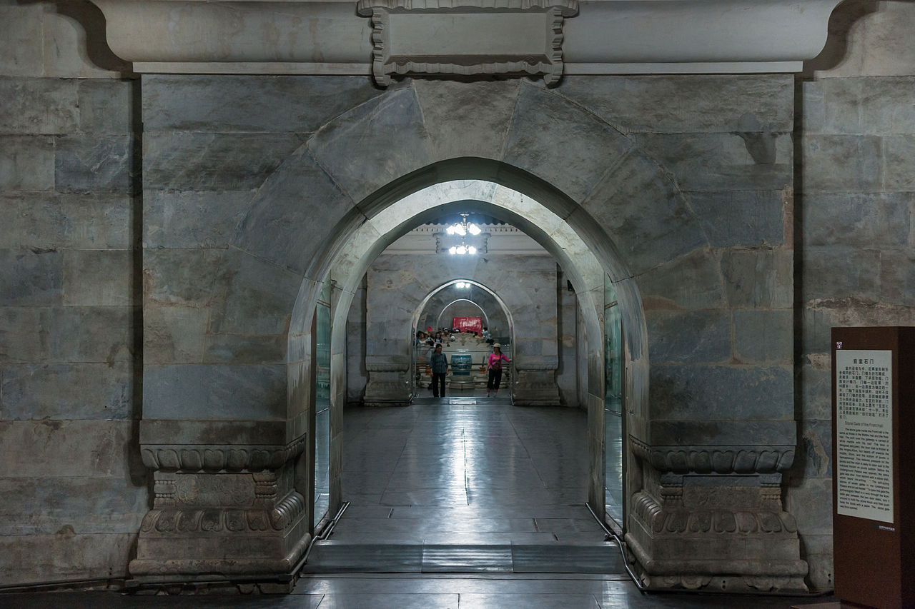 Dingling_China_Dingling-Tomb-03.jpg