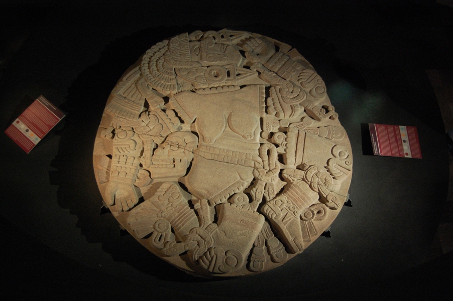 Disco_de_Coyolxauhqui._Museo_del_Templo_Mayor,_México._MPLC_02.jpg