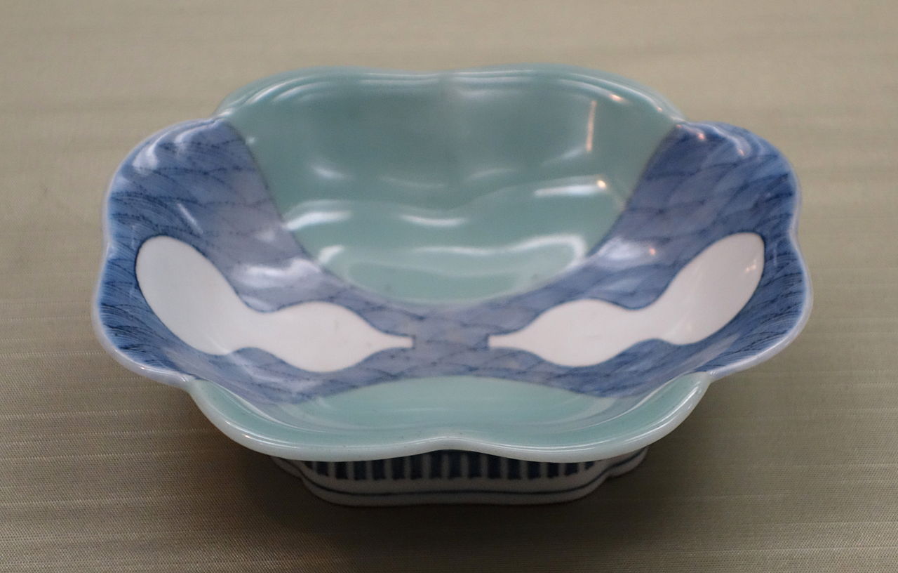 Dish_with_gourd_design,_Nabeshima_ware,_Edo_period,_17th_century,.JPG