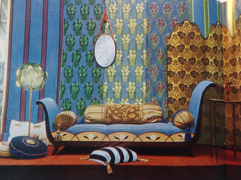 Display_at_Salon_D'Automne_(1913).jpg