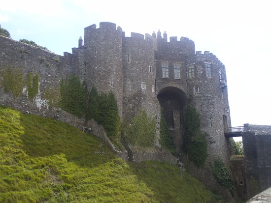 dover-castle-is-the-largest.jpg
