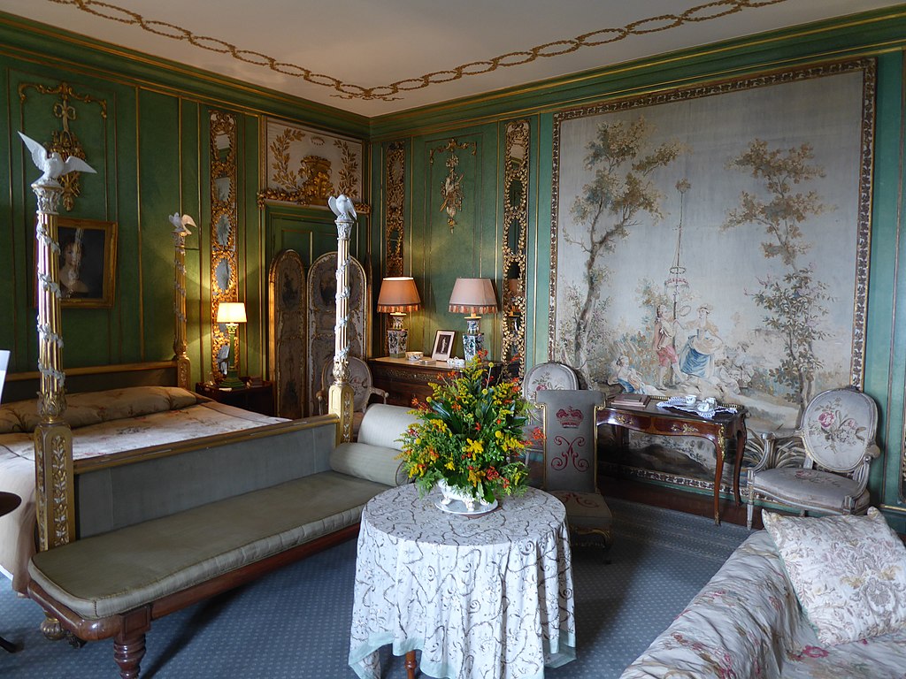 Dunrobin_Castle_-_Green_&_Gold_room_01.jpg