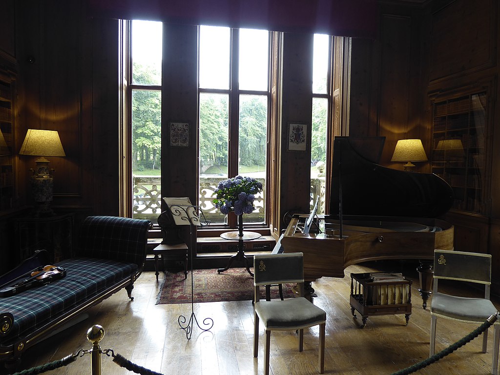 Dunrobin_Castle_-_Music_room.jpg
