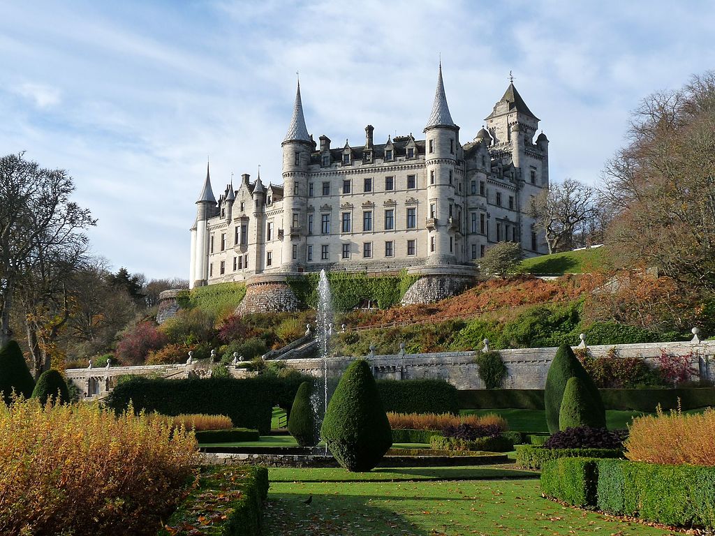 Dunrobin_Castle_-_panoramio_(10).jpg