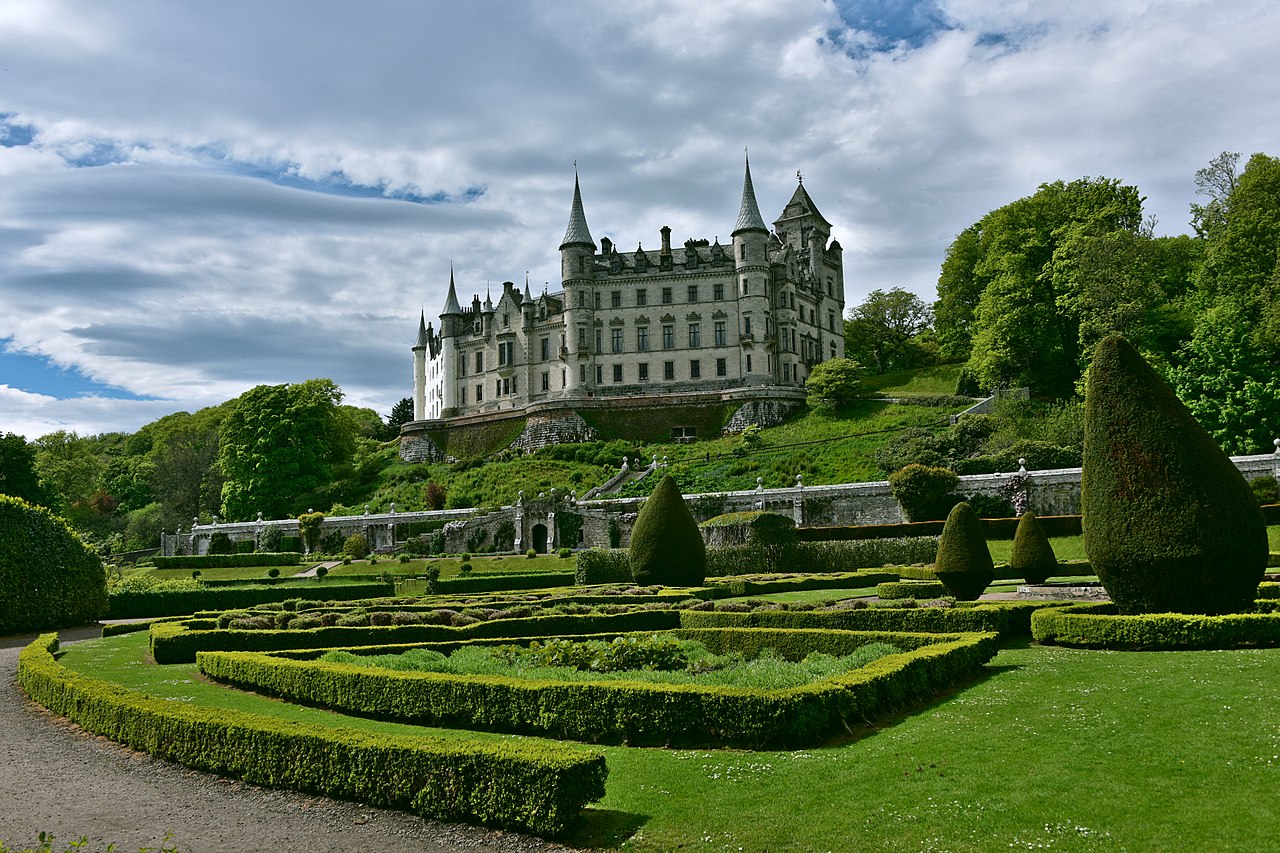 Dunrobin_Castle_formal_gardens_2017-05-22_01.jpg