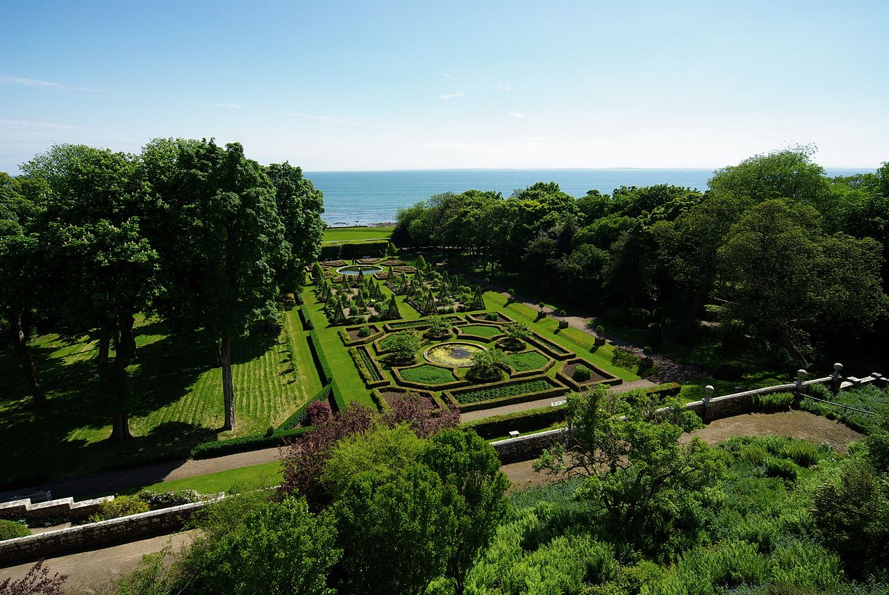 Dunrobin_Castle_gardens,_Sutherland,_Scotland-31May2008b.jpg