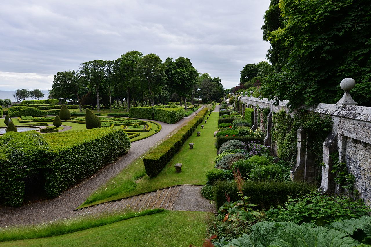 DUNROBIN_CASTLE_GARDENS.JPG