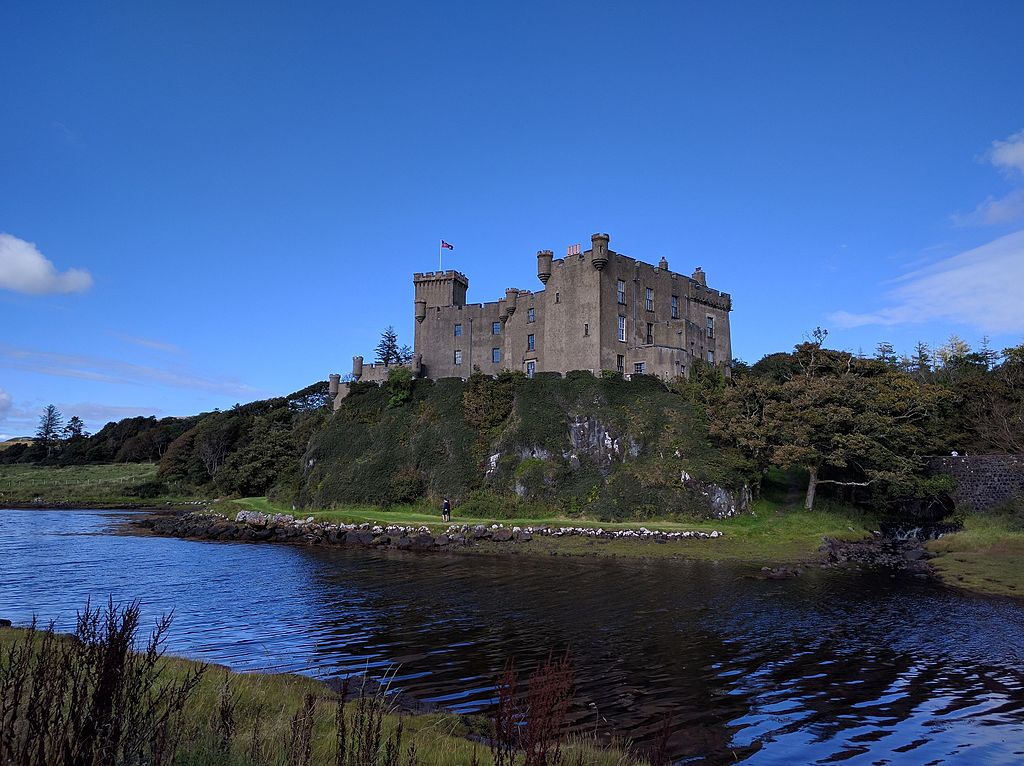 Dunvegan_Castle_Back_1.jpg
