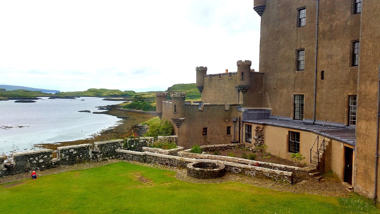 Dunvegan_Castle_lake_view.jpg