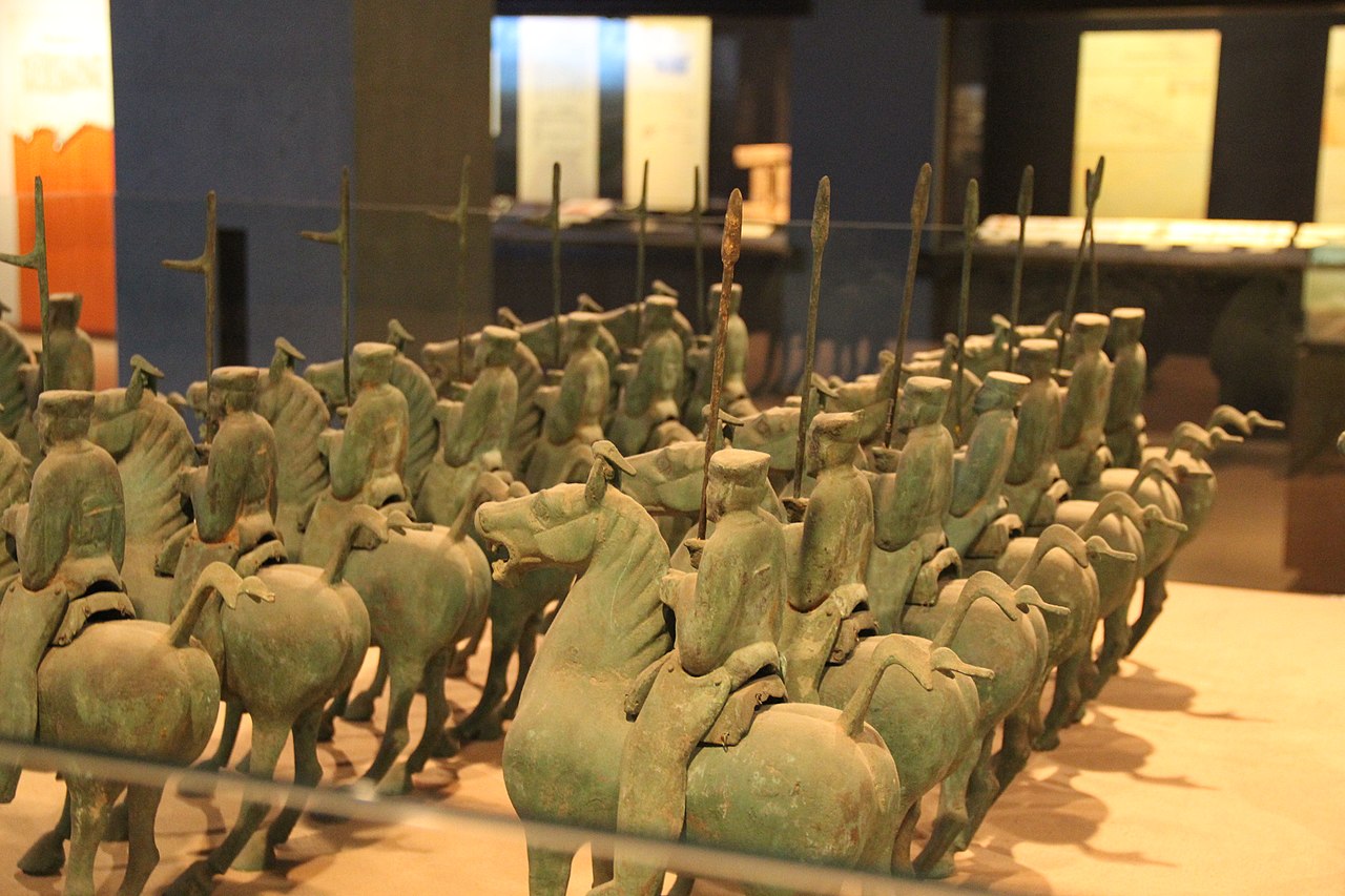 Eastern_Han_Bronze_Wagons_&_Guard_(10094818706).jpg