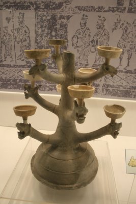 Eastern_Han_candle_holder_with_nine_dragon_heads.JPG