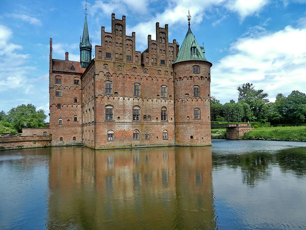 Egeskov_Castle_-_panoramio_(10).jpg