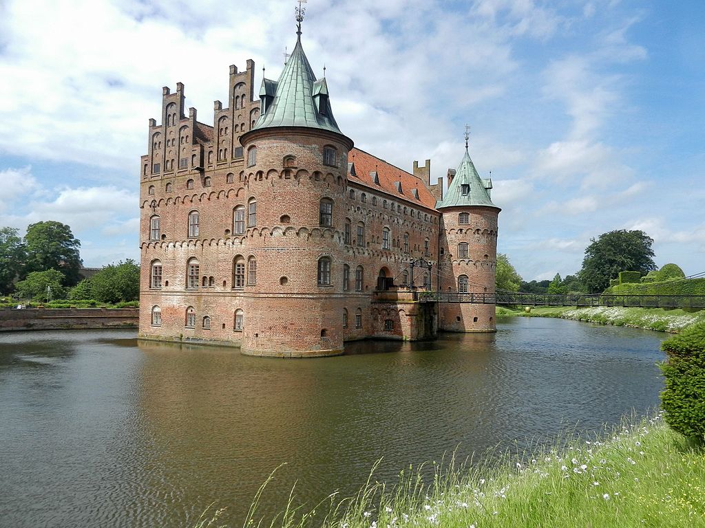 Egeskov_Castle_-_panoramio_(8).jpg
