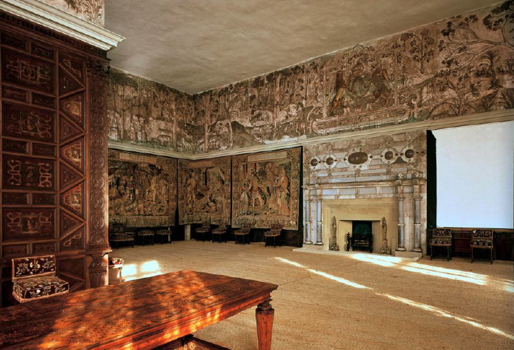 eglantine-table-high-great-chamber-hardwick-hall.png