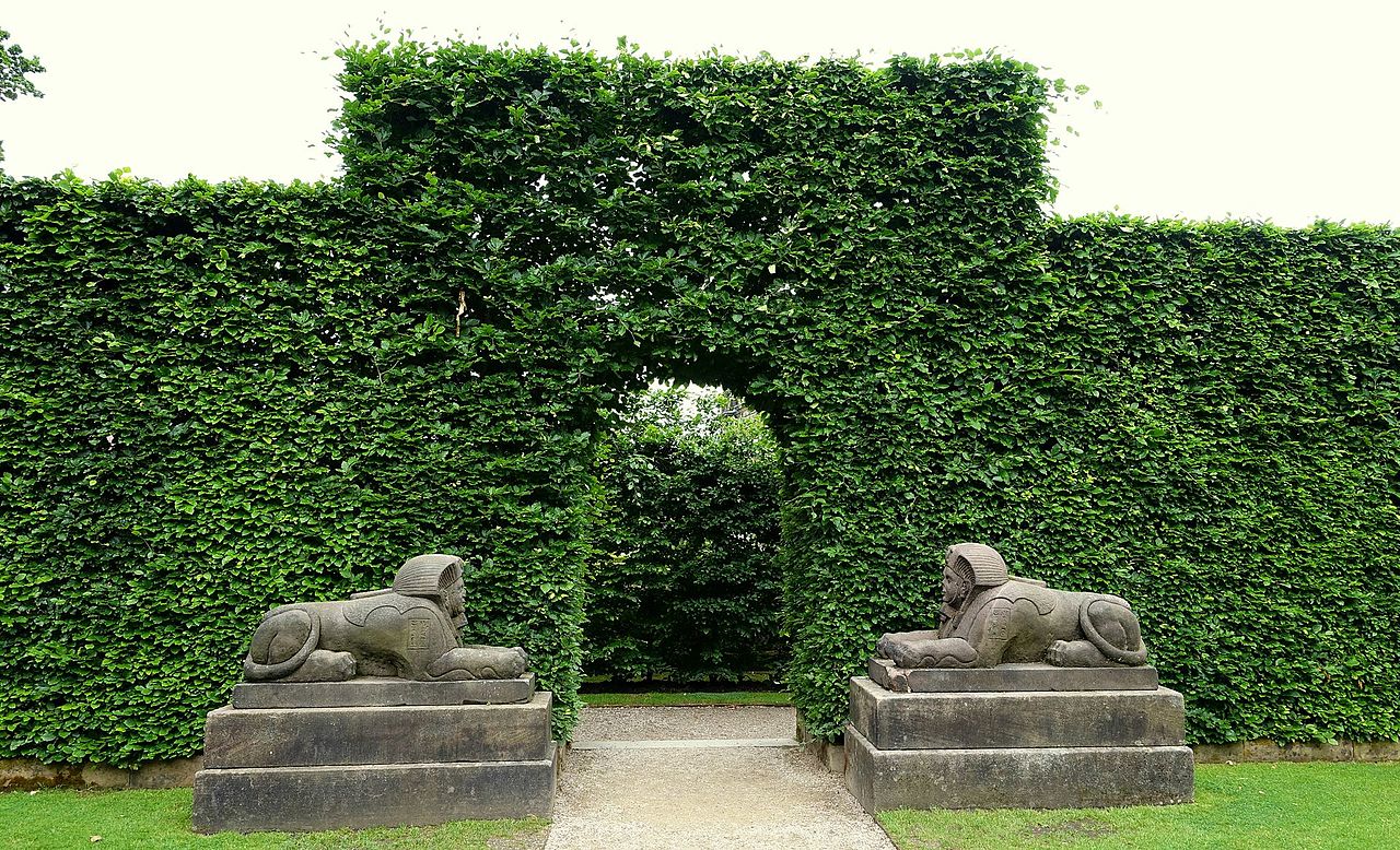 Egyptian_portal_-_Biddulph_Grange_-_Staffordshire,_England_-_DSC09299.jpg