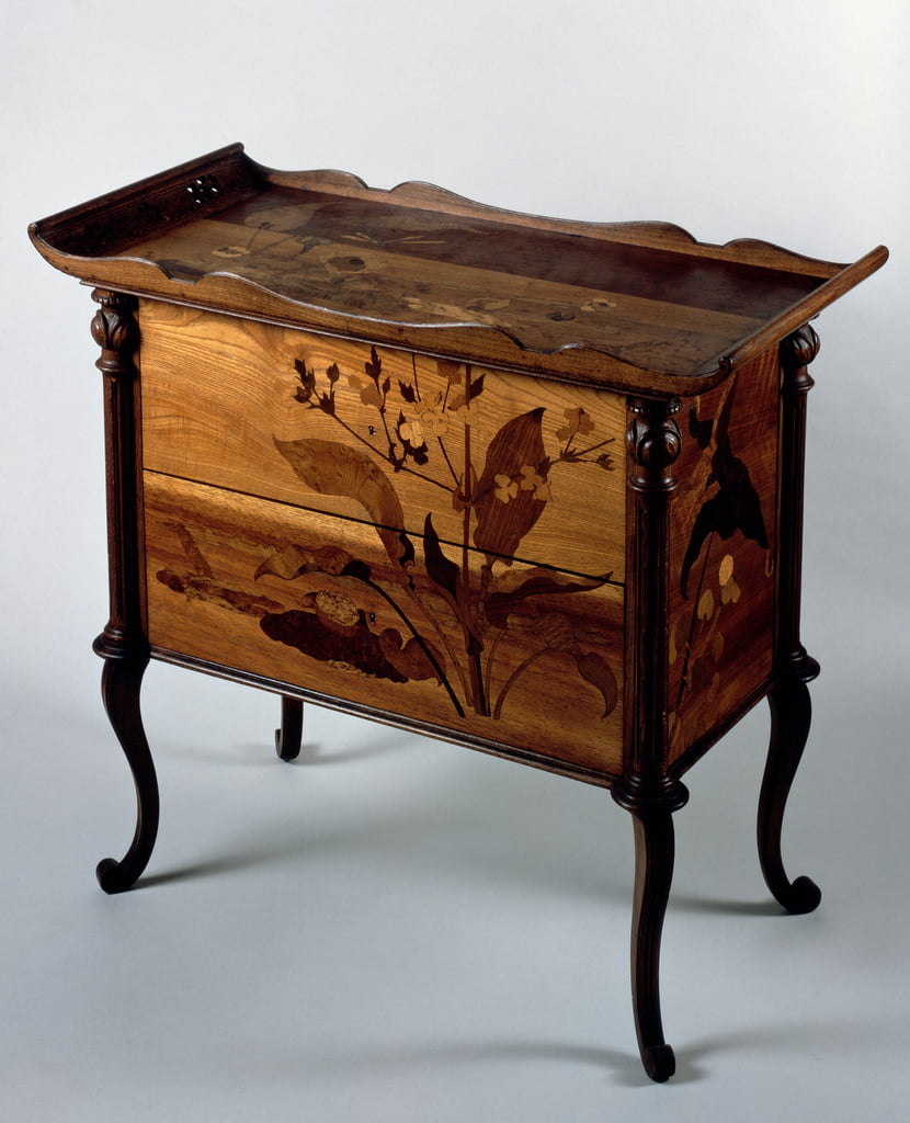 Emile_Galle_-_Art_Nouveau_style_commode_with_polychrome_inlays_.jpg